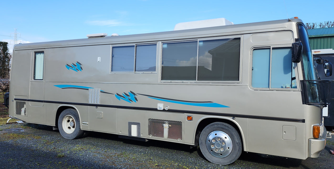 BUS - Exterior Clean (including Roof, Vents, Windows, Awning and Solar Panels)