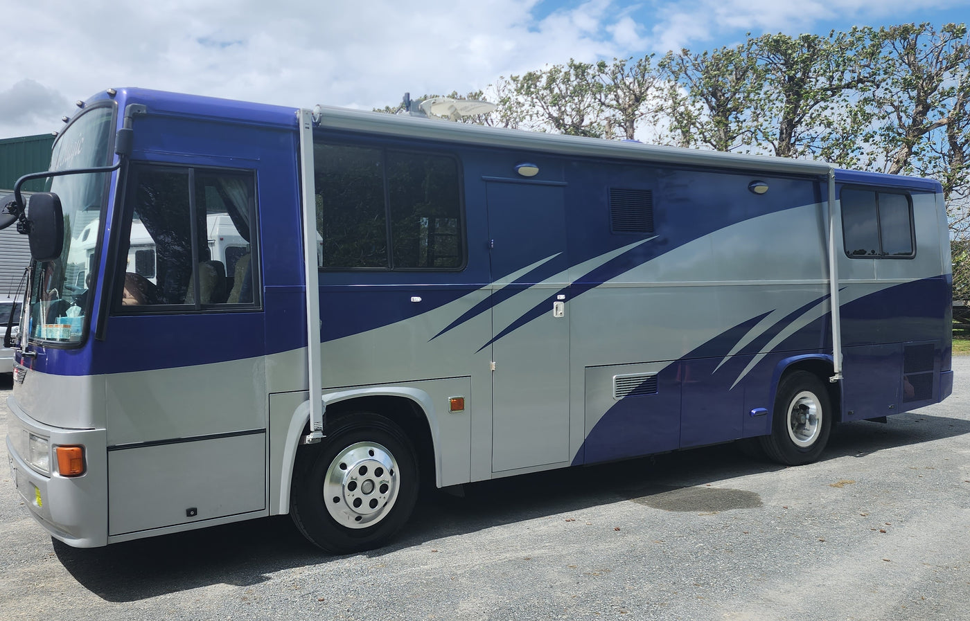 BUS - Exterior Clean (including Roof, Vents, Windows, Awning and Solar Panels)